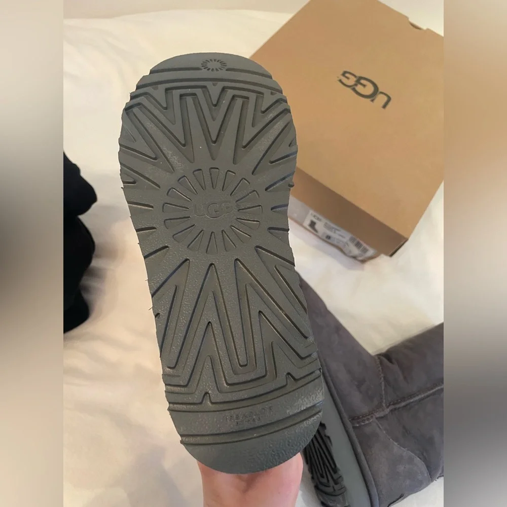 Ugg Classic Short II in gray - Picture 15 of 16